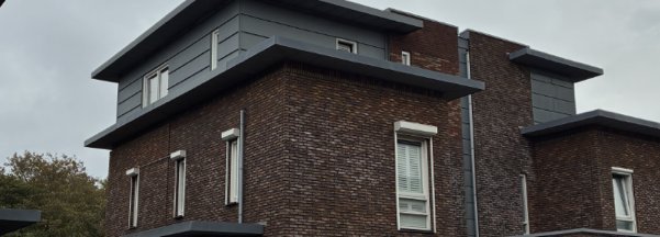 Bakstenen woning met moderne dakopbouw en dakterras
